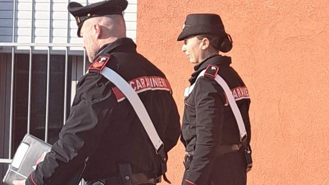 Esce a fumare una sigaretta e al ristorante le rubano la borsa