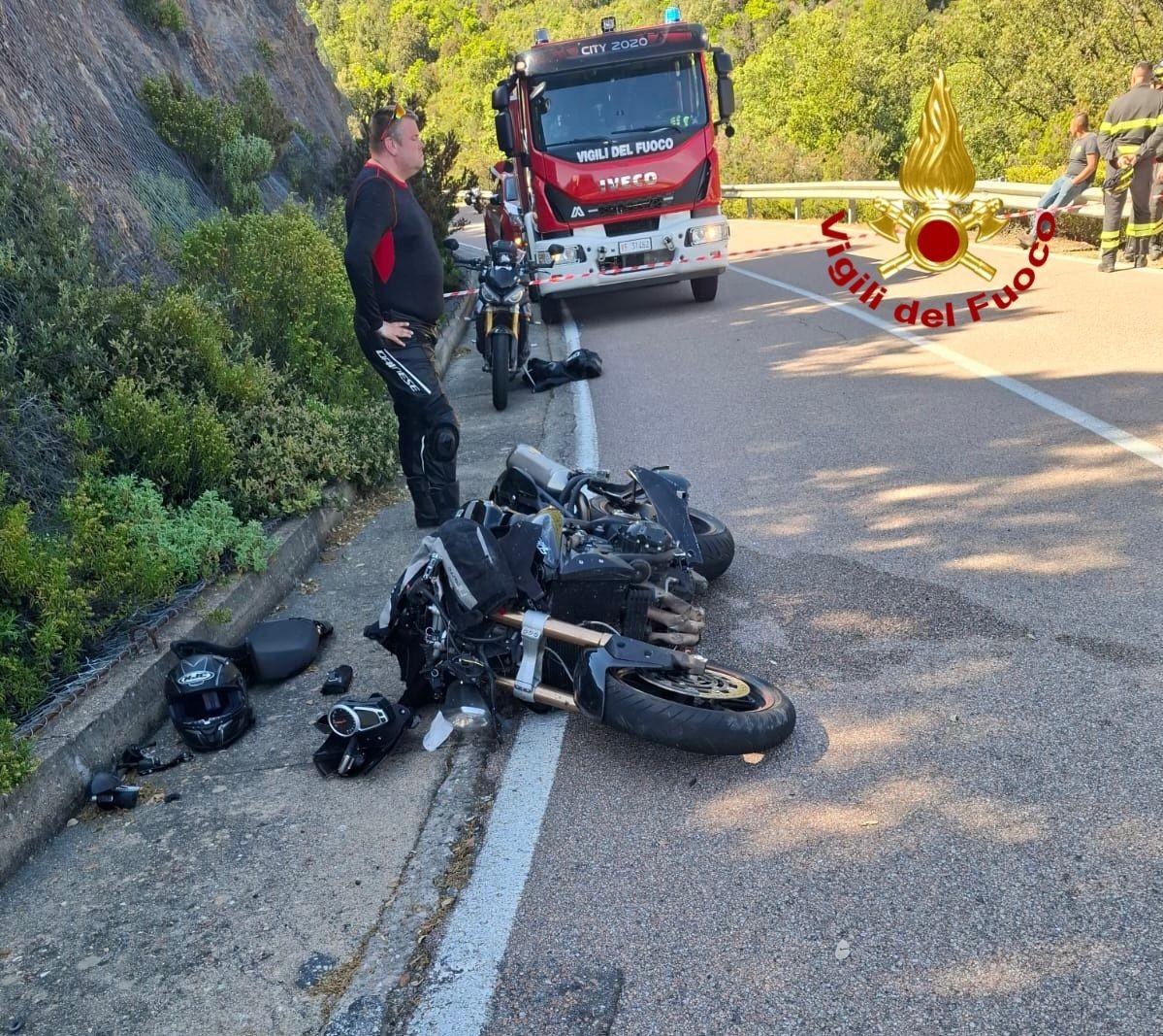Motociclista urta il guardrail, esce fuori strada e muore