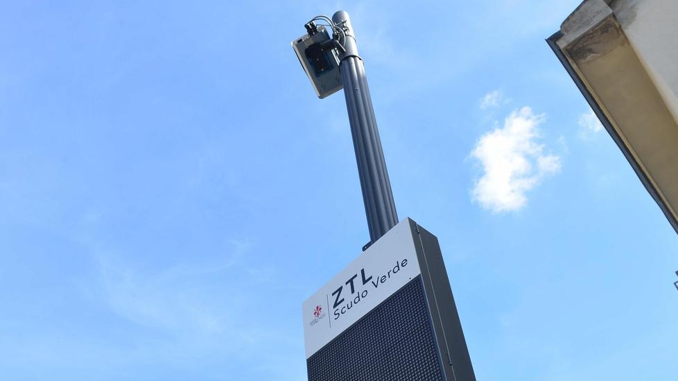 Uno degli 81 varchi elettronici installati in città per l’attuazione dello scudo verde