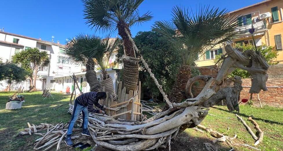 
	Eugeniu Tolea con il veliero realizzato nel giardino di Spazio H&nbsp;<br />
	&nbsp;

