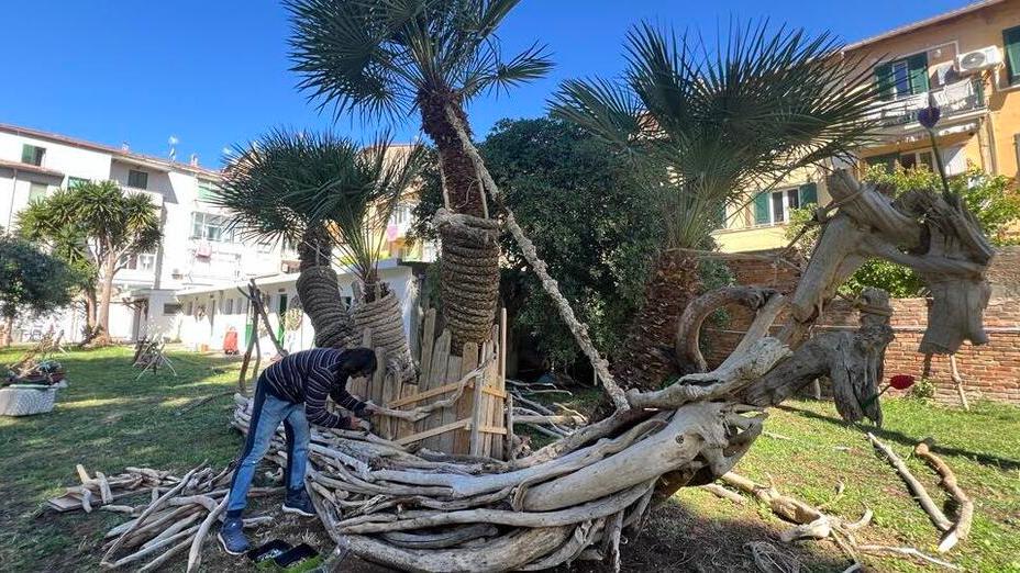 Eugeniu Tolea con il veliero realizzato nel giardino di Spazio H <br />
