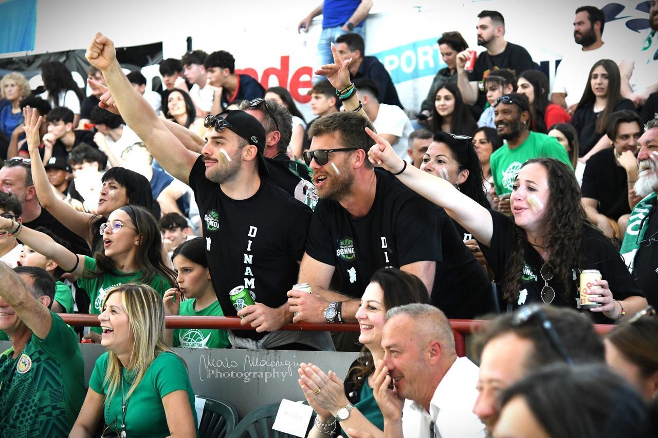 
	I tifosi della Dinamo Gorizia (maglia nera) tifano insieme a quelli della Innovyou Sennori (foto di <strong>Mario Marongiu</strong>)

