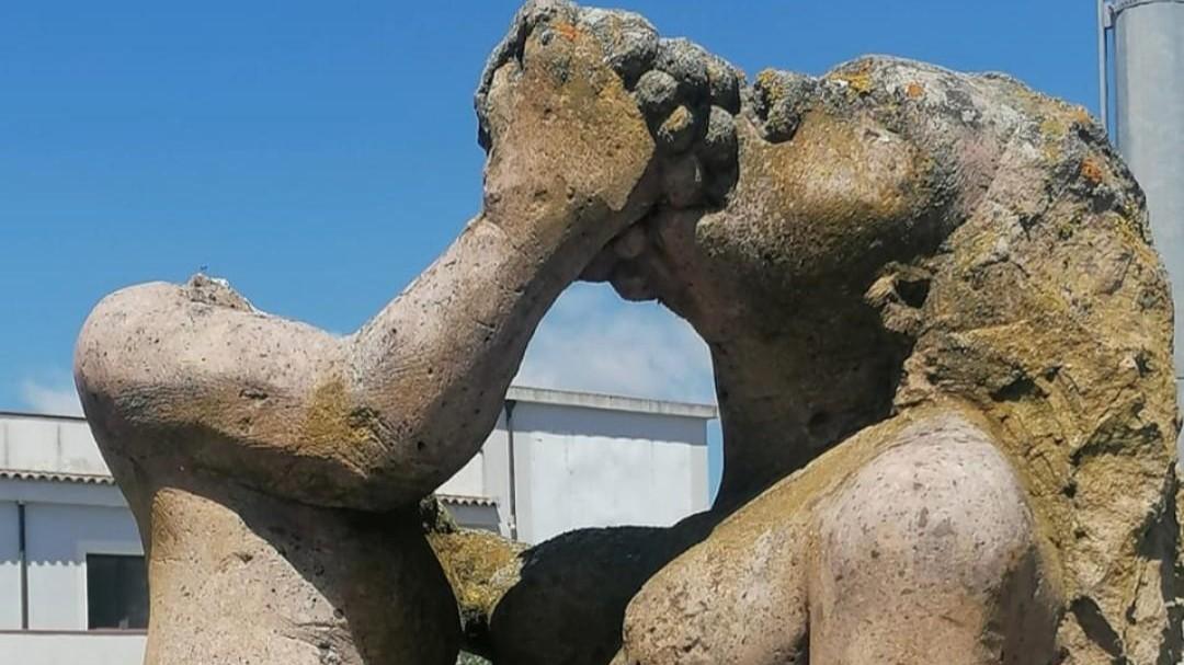 Danneggiato dai vandali il monumento a Peppino Impastato