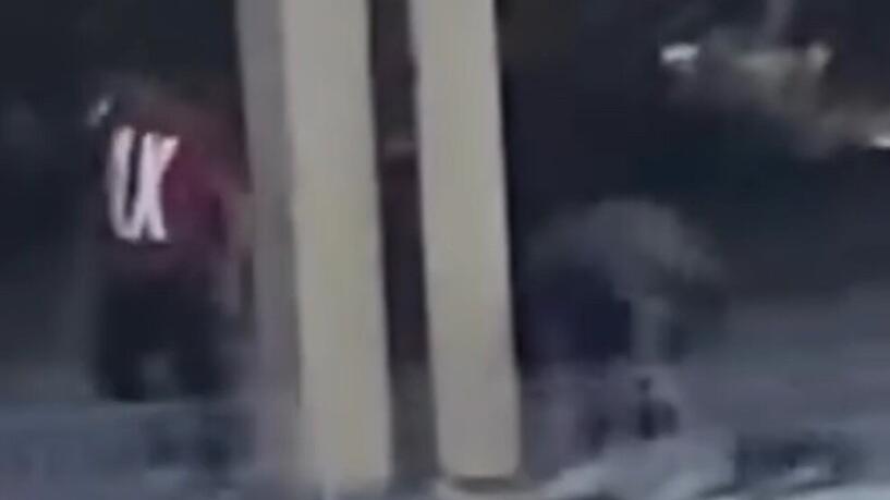 Ferrara, uomo lanciato sui binari. «È morto...» e la Polizia interviene