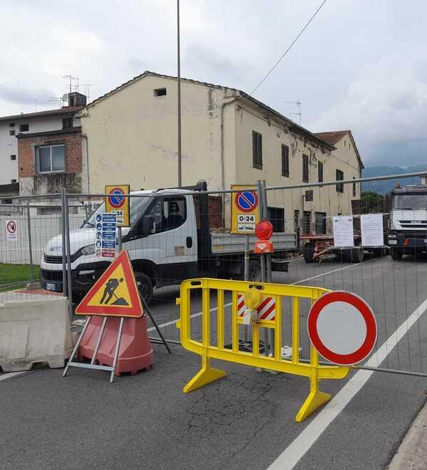 Massa e Cozzile, iniziata la demolizione dell’ex Bertini. Nascerà una piazzetta e spazio pubblico