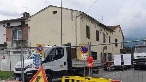 Massa e Cozzile, iniziata la demolizione dell’ex Bertini. Nascerà una piazzetta e spazio pubblico