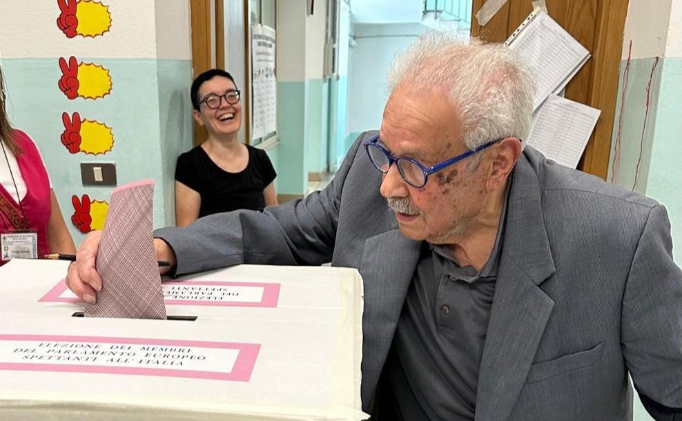 
	Sebastiano Maccioni (106 anni), elettore ultracentenario di Nuoro

