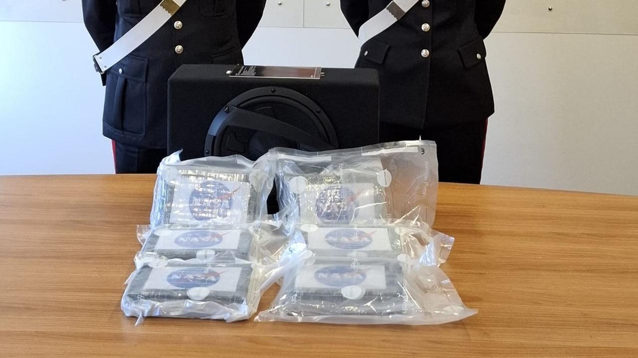 Allarme bomba nella sede Gls, ma i carabinieri trovano sei panetti di cocaina