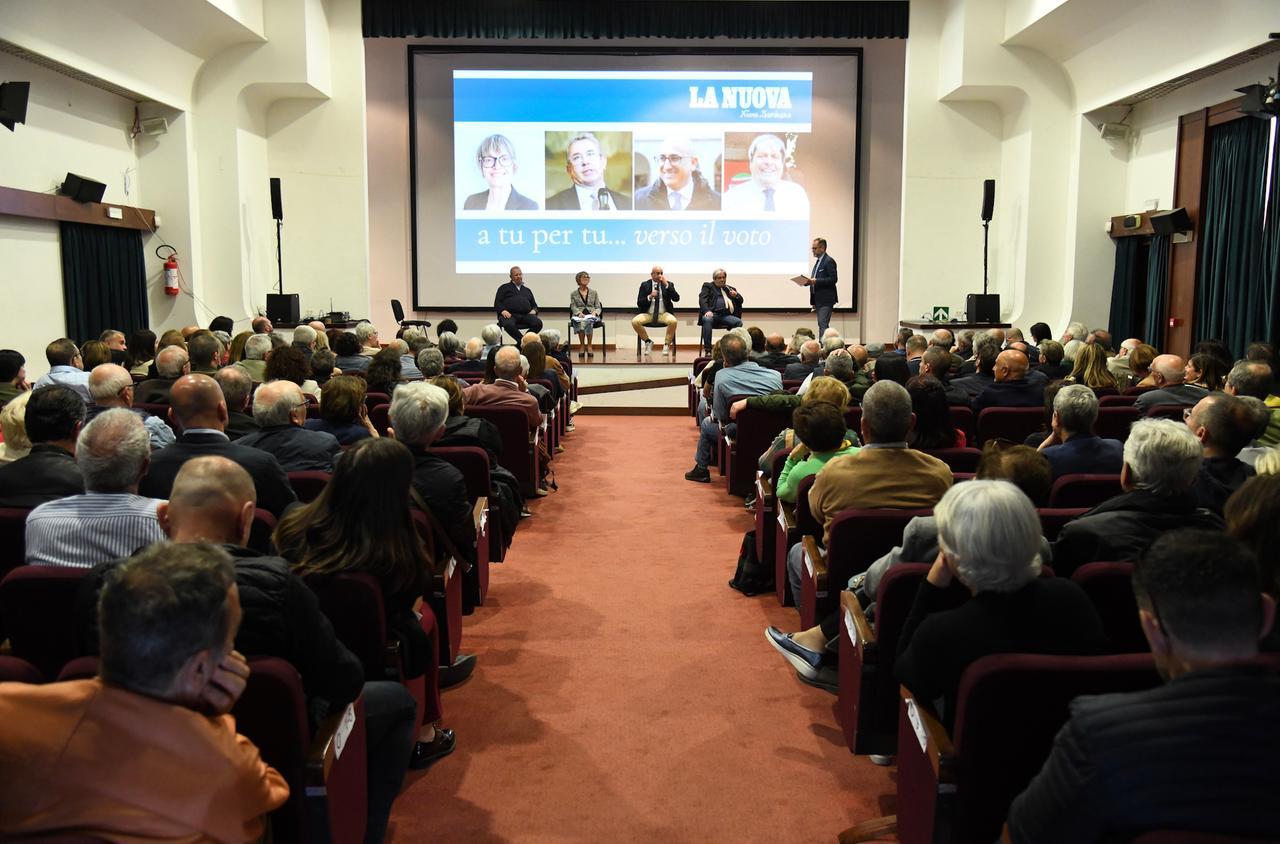 
	Il confronto elettorale della Nuova all'Isre (foto Massimo Locci)

