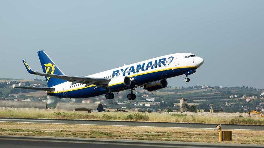 Un aereo di Ryanair in decollo da Pisa (foto d'archivio)