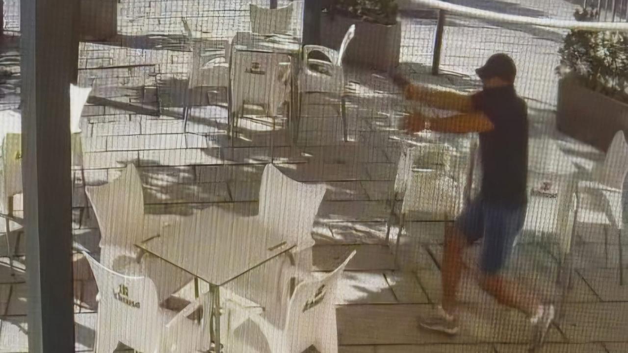 Cappellino da baseball e pistola in pugno, ecco le immagini del killer in azione: secondo la Procura è Sandro Arzu