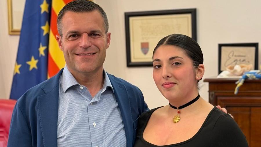 
	Sofia Doro con il sindaco di Alghero Raimondo Cacciotto

