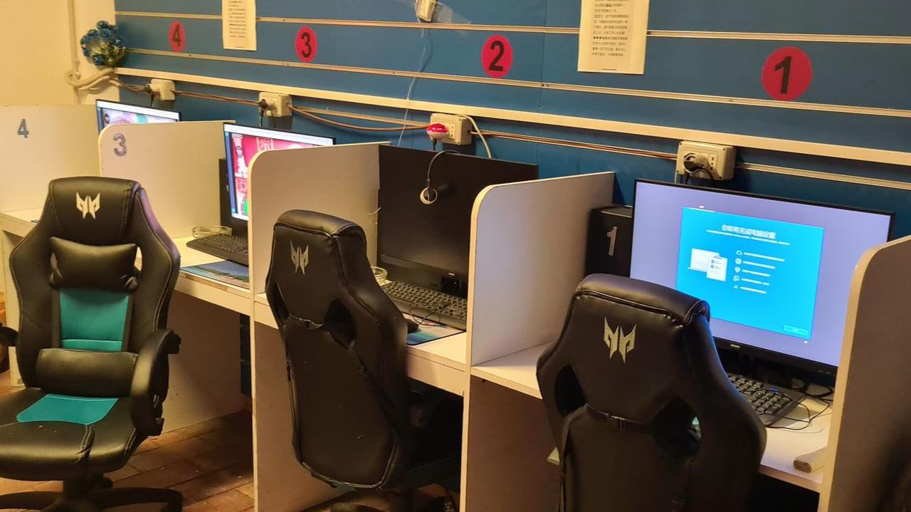 Le postazioni in una delle due sale da gioco chiuse dalla Municipale