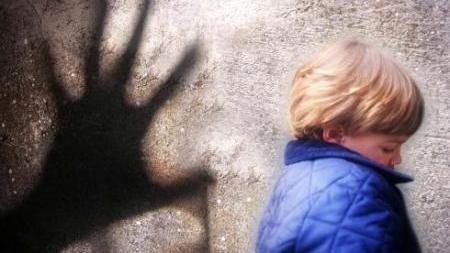 Calci e schiaffi ai figli, accusati di maltrattamenti i genitori patteggiano