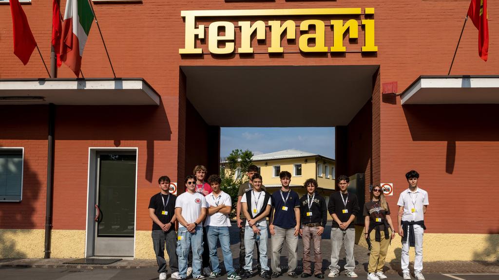 Viaggio dentro lo stabilimento Ferrari di Maranello: «La sostenibilità è il nostro filo rosso»