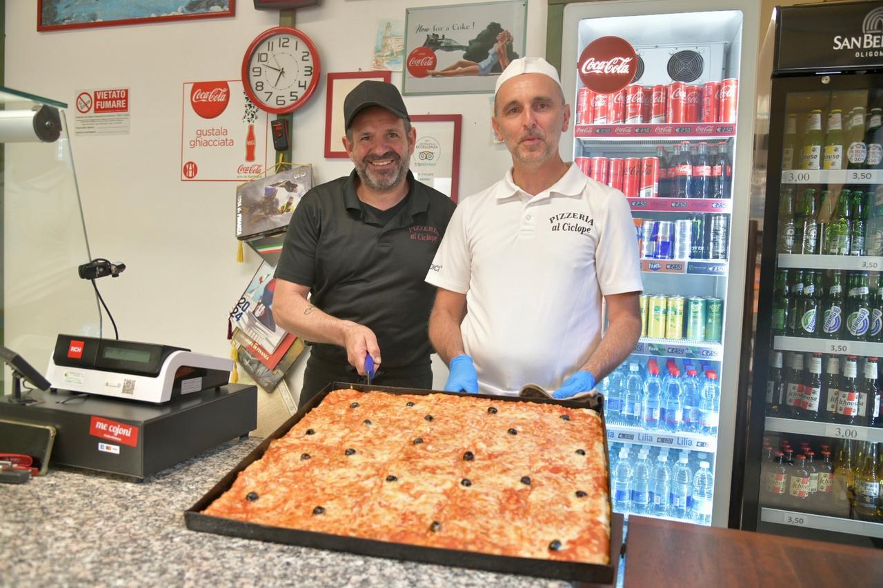 
	I titolari della storica pizzeria olbiese (foto di Vanna Sanna)

