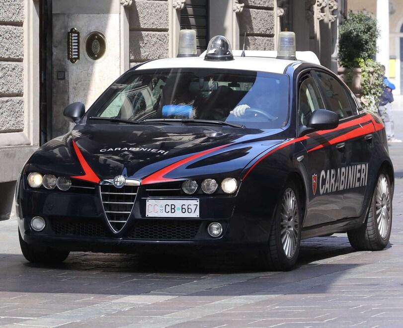 A 15 anni tenta di rapinare il supermercato armato di coltello: cacciato dal titolare col bastone