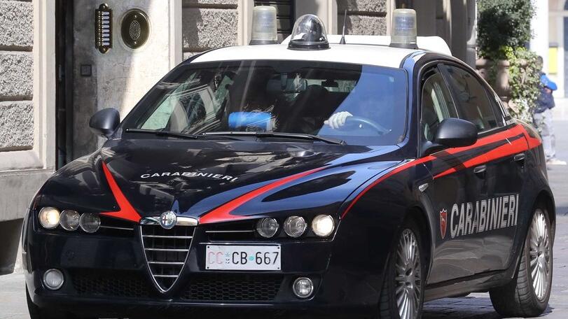 A 15 anni tenta di rapinare il supermercato armato di coltello: cacciato dal titolare col bastone