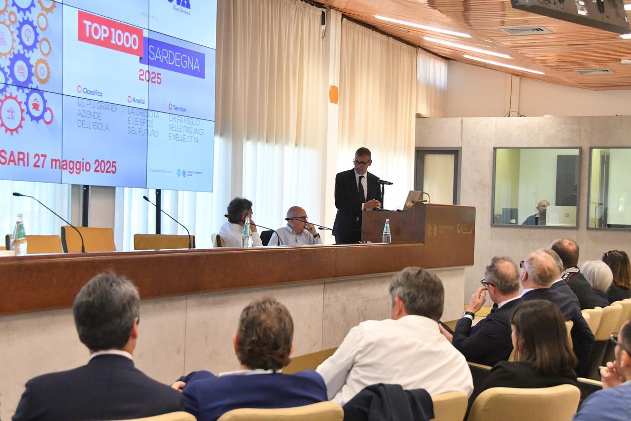 Sassari la presentazione di Top 1000 Imprese Sardegna alla Promocamera con Mauro Maschio direttore generale del Banco di Sardegna (a destra) e Giacomo Bedeschi direttore della Nuova Sardegna (a sinistra)