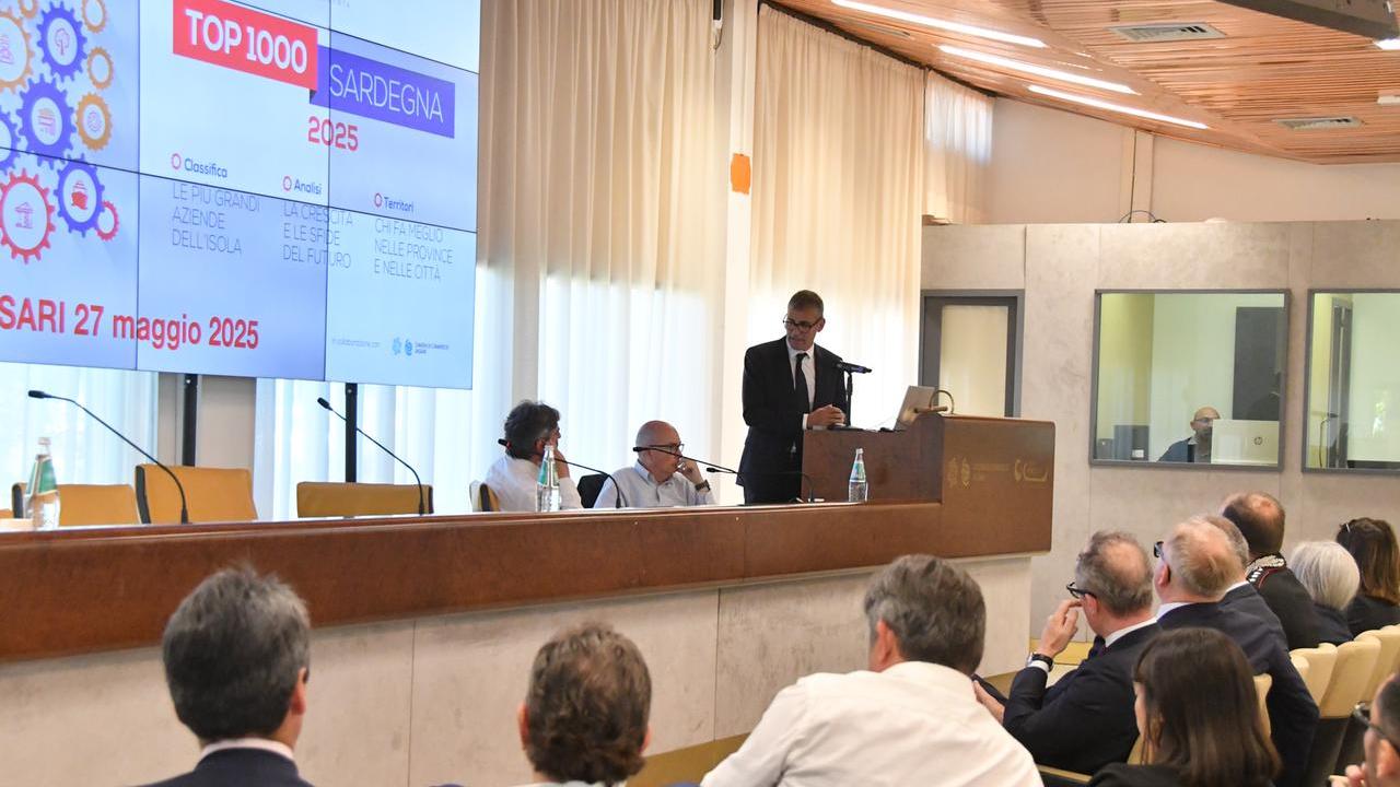 Sassari la presentazione di Top 1000 Imprese Sardegna alla Promocamera con Mauro Maschio direttore generale del Banco di Sardegna (a destra) e Giacomo Bedeschi direttore della Nuova Sardegna (a sinistra)