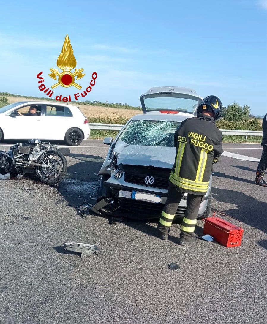 Si schiantano sulla statale 125: muore una motociclista