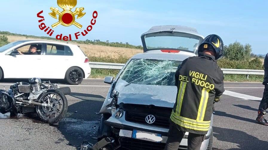 Si schiantano sulla statale 125: muore una motociclista
