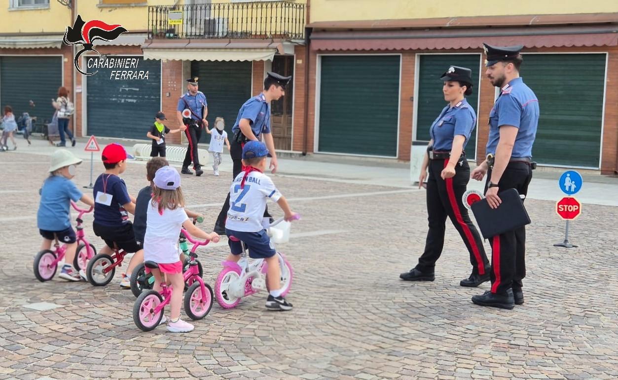 I carabinieri incontrano i bambini, doni ed emozioni a Mesola
