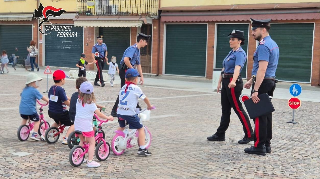 I carabinieri incontrano i bambini, doni ed emozioni a Mesola