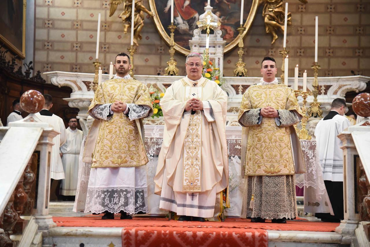
	I due nuovi sacerdoti con l'arcivescovo di Oristano, Roberto Carboni

