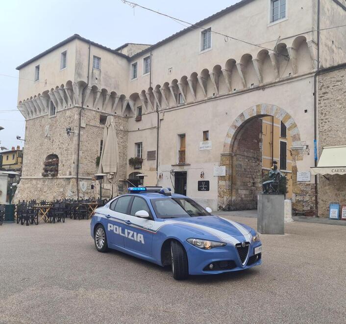 «Paga o non riavrai i tuoi soldi»: La truffata fa arrestare l’estorsore