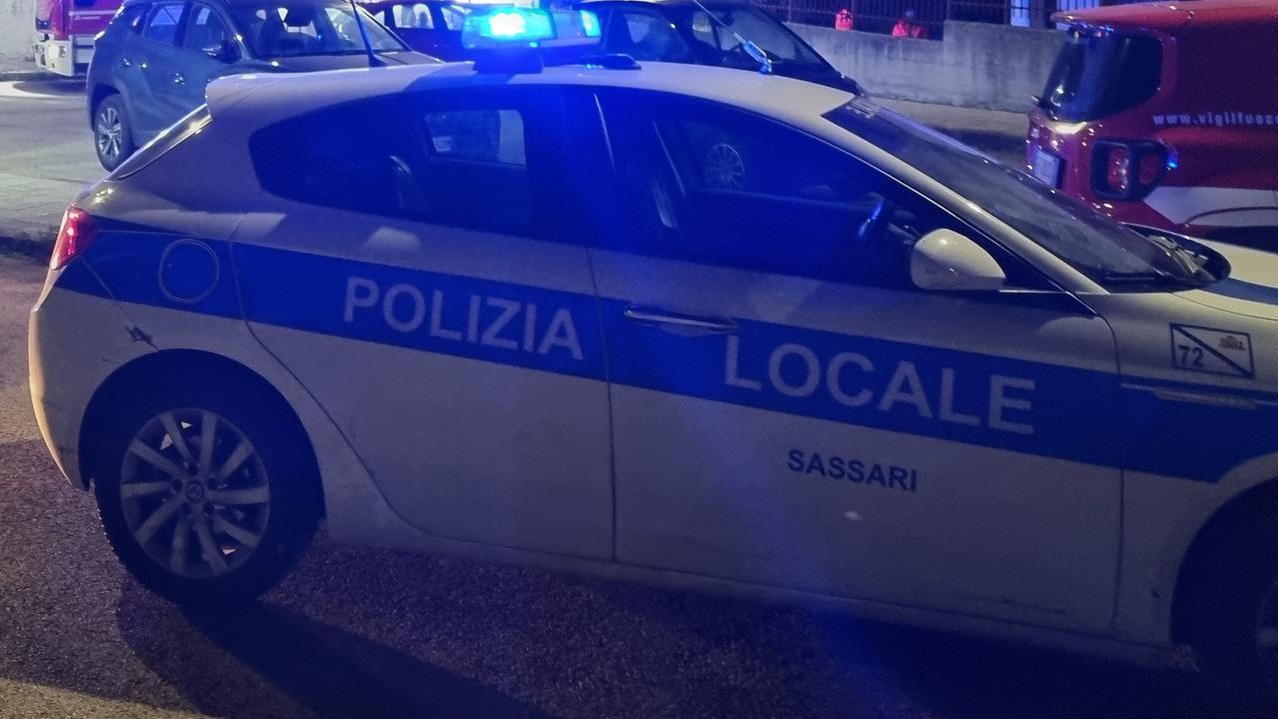 Un'auto della polizia locale di Sassari (foto archivio)
