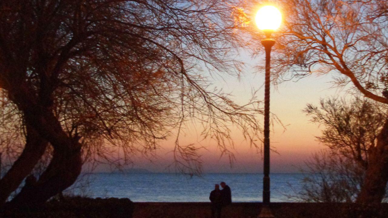 Livorno, Antignano: gli ultimi raggi e i primi lampioni. Grazie a Marcello Faralli