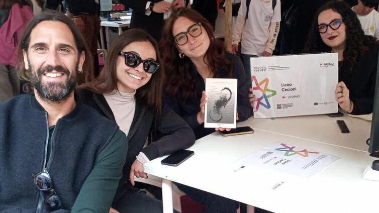 «In versi ci raccontiamo». Ecco il libro di poesie dei liceali del Cecioni di Livorno