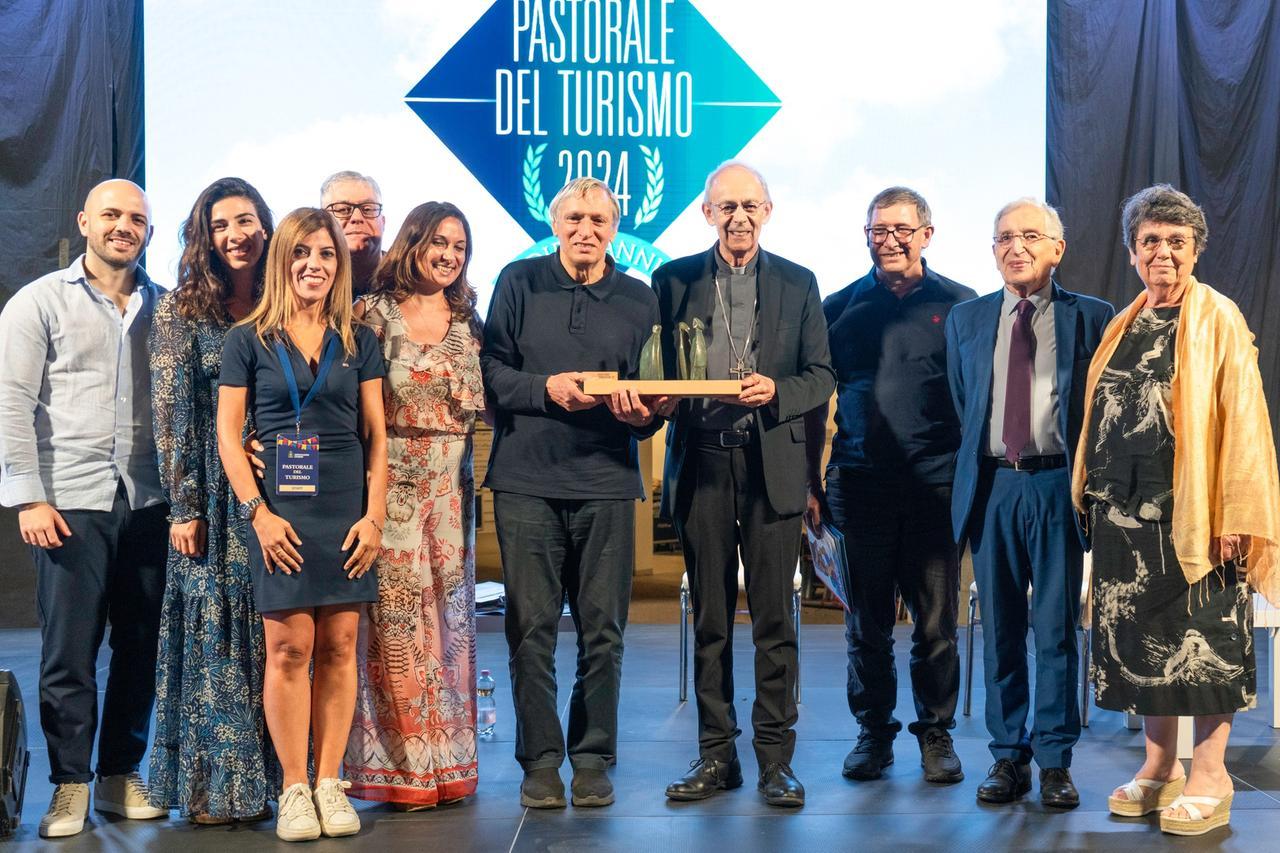 
	La premiazione di don Luigi Ciotti nella passata edizione della Pastorale del turismo

