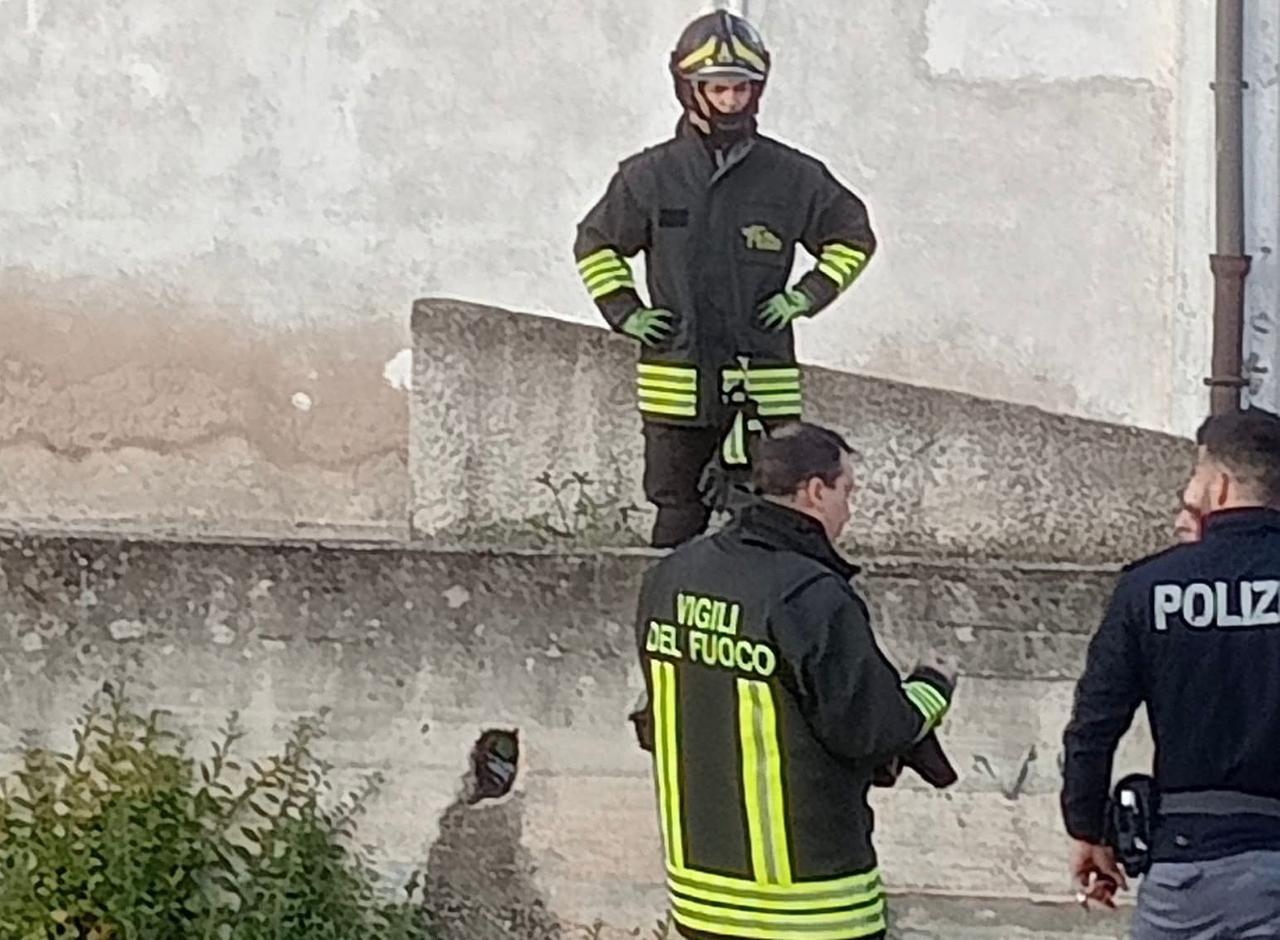 Esplosione a Sassari all’alba: auto danneggiate e vetri in frantumi – VIDEO