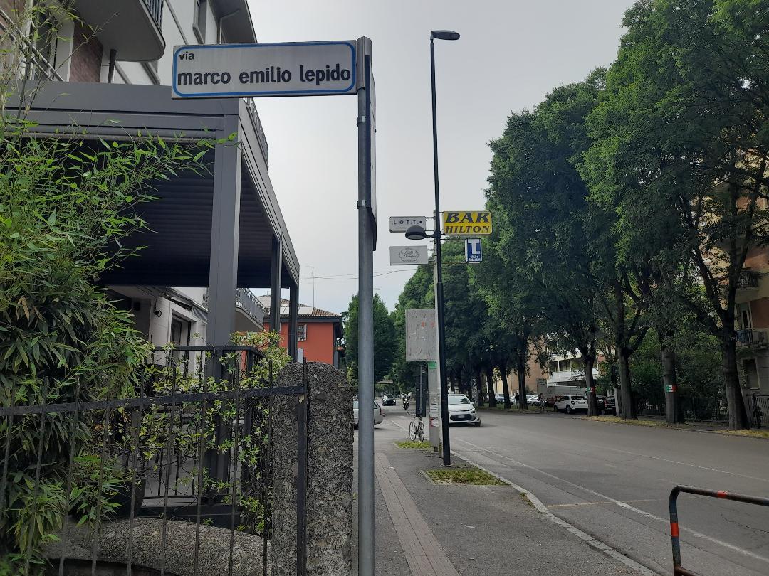 Ruba il camion dei giornali durante le consegne e cerca di investire l’autista