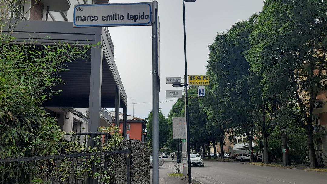 Ruba il camion dei giornali durante le consegne e cerca di investire l’autista