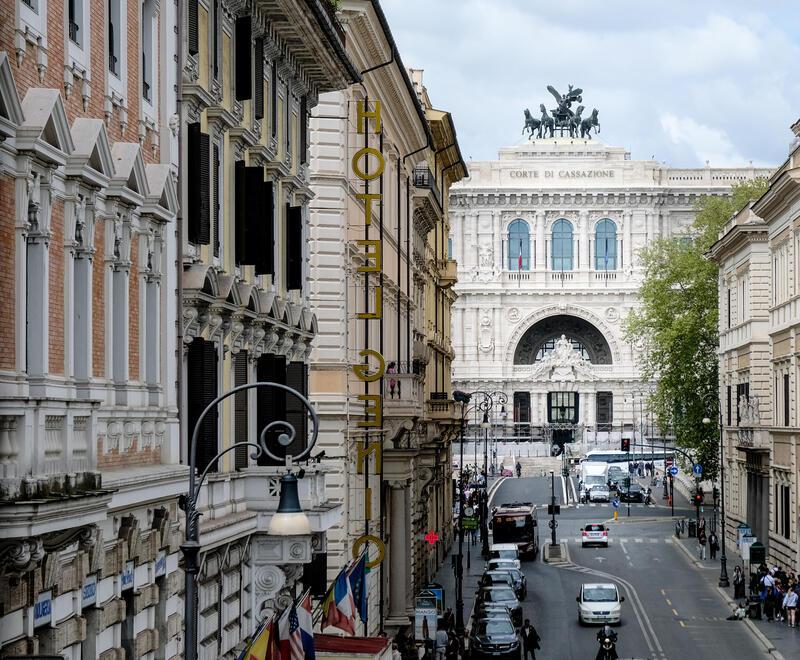 Carrara, molestava le bariste: condannato carabiniere<br>
