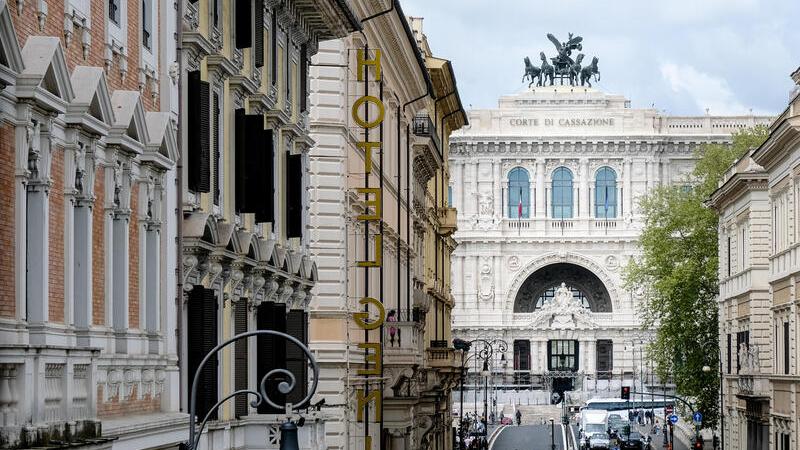 Carrara, molestava le bariste: condannato carabiniere<br>