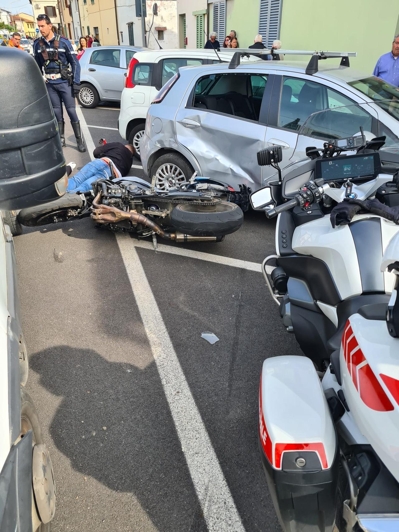 
	Il conducente della moto a terra dopo l'incidente

