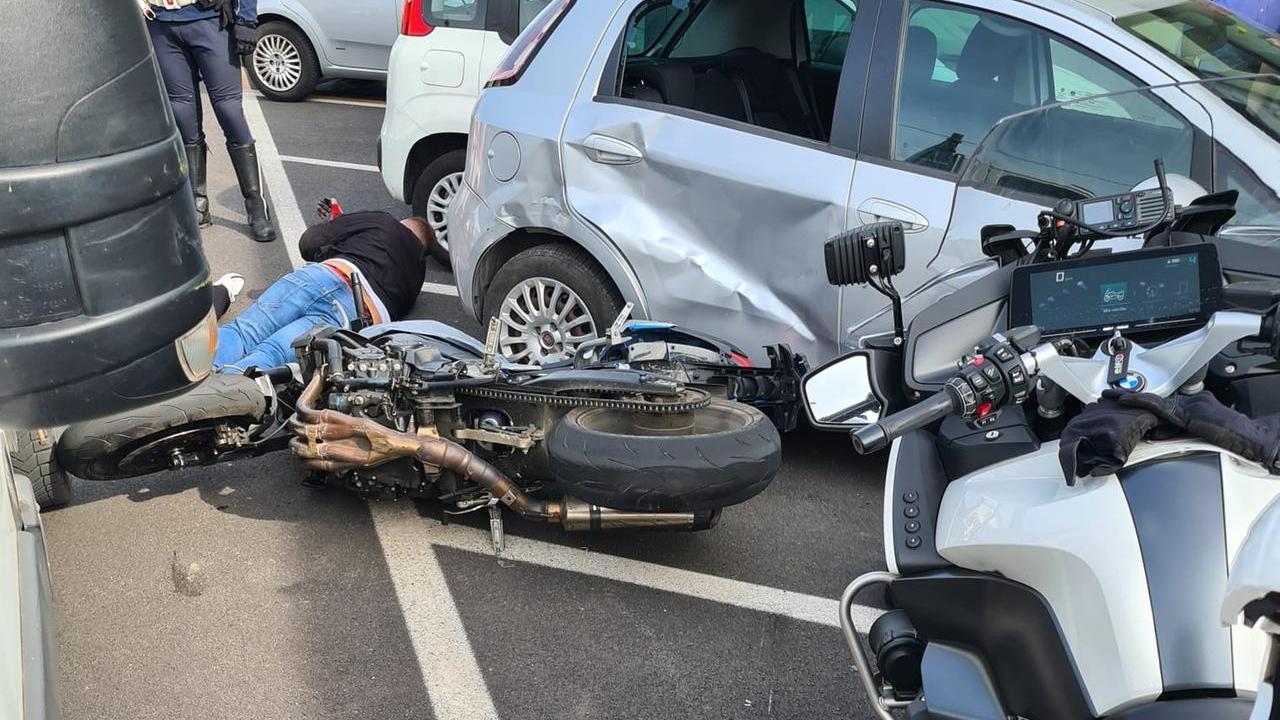 Il conducente della moto a terra dopo l'incidente