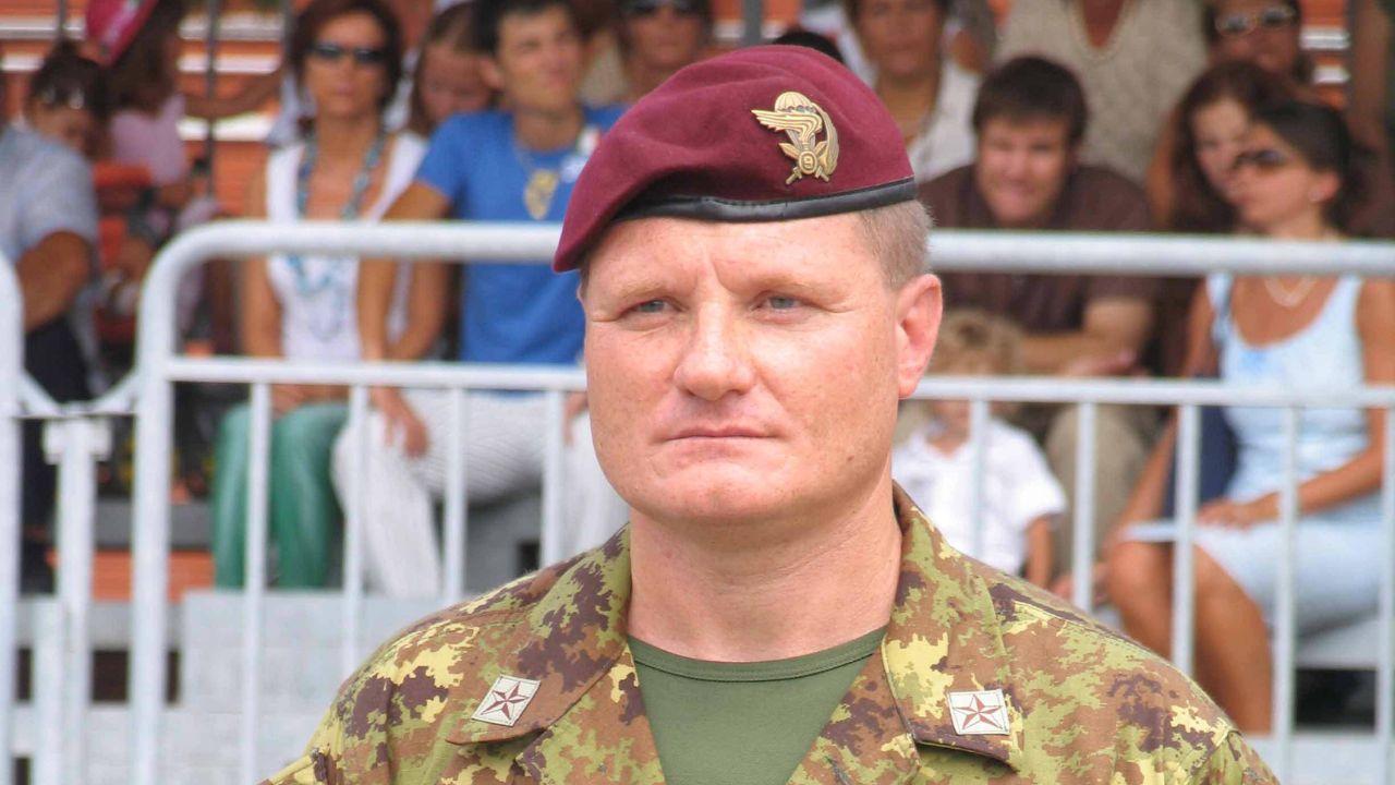 Zanelli quando era alla guida del reggimento Col Moschin a Livorno