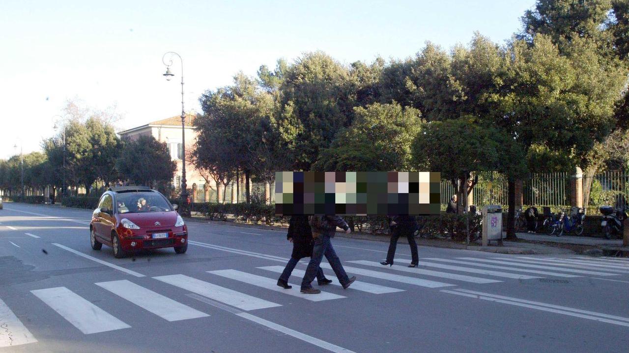 Livorno, ragazzina di 16 anni molestata alla fermata dell’autobus del Parterre
