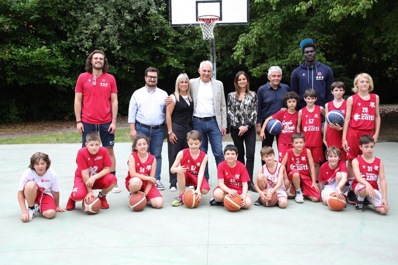 Ripristinato il campo da basket al parco Cervi grazie a Pallacanestro Reggiana e Comune: era stato vandalizzato