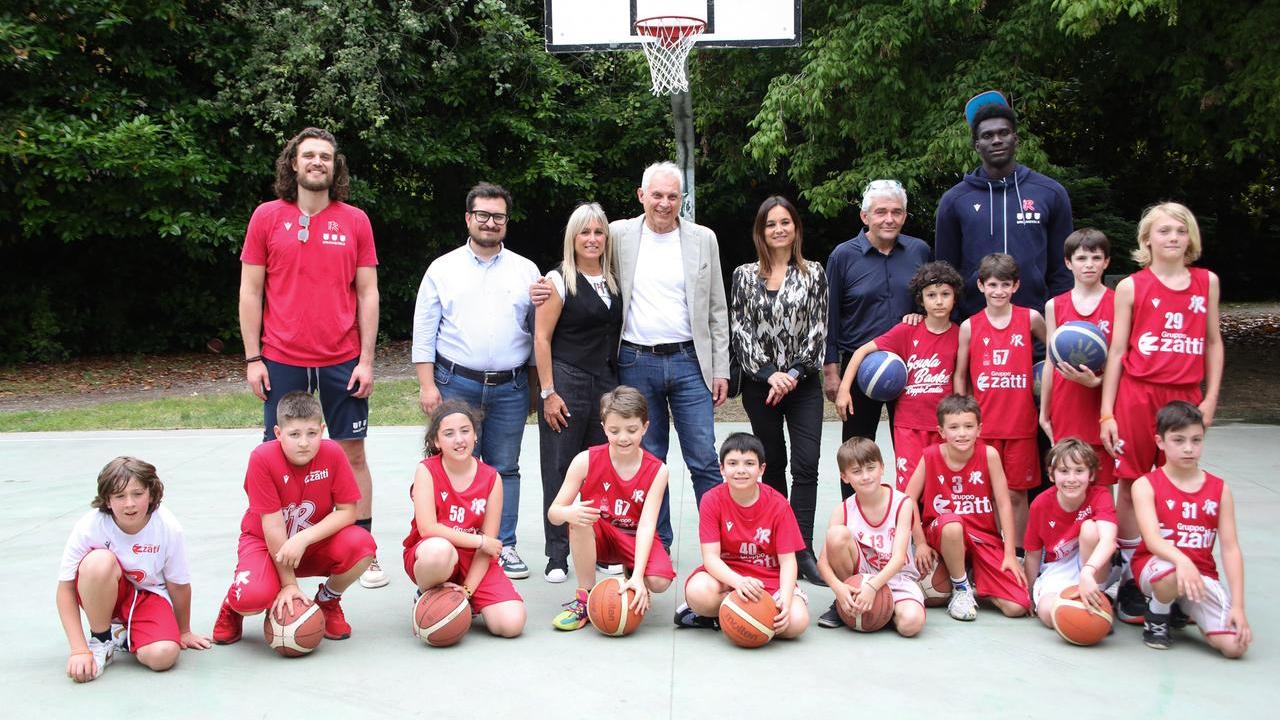 Ripristinato il campo da basket al parco Cervi grazie a Pallacanestro Reggiana e Comune: era stato vandalizzato