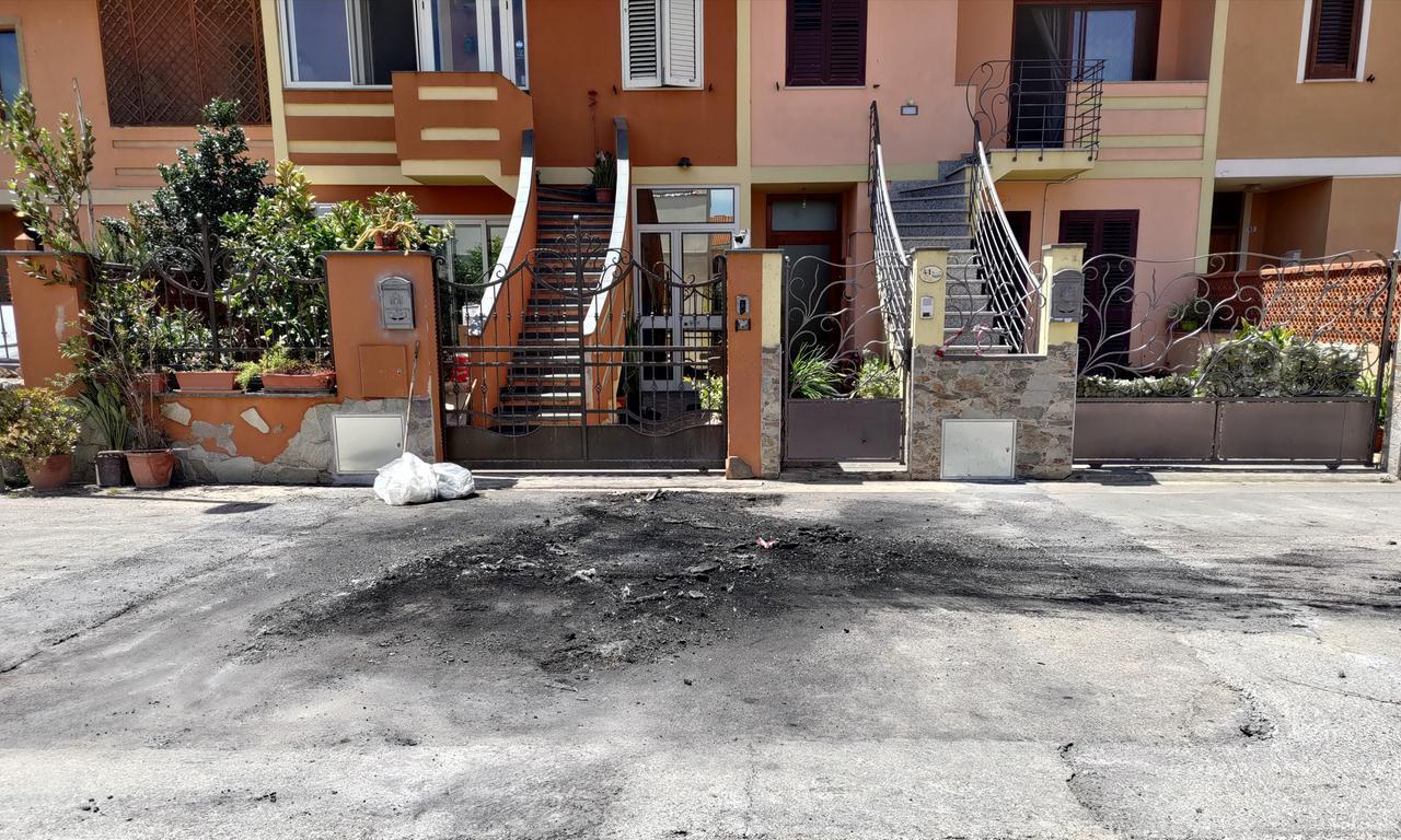 Esplosione dopo l’incendio di un’auto e sul marciapiede resta un piccolo cratere