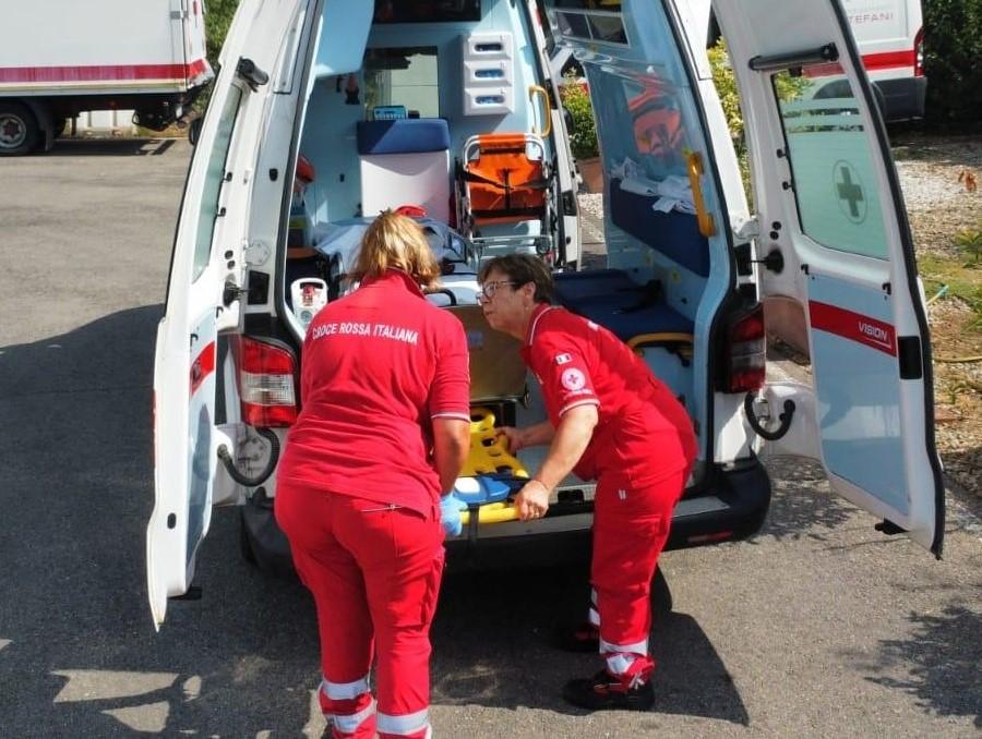 Donna rischia di soffocare durante una festa: salvata da due volontari della Croce Rossa