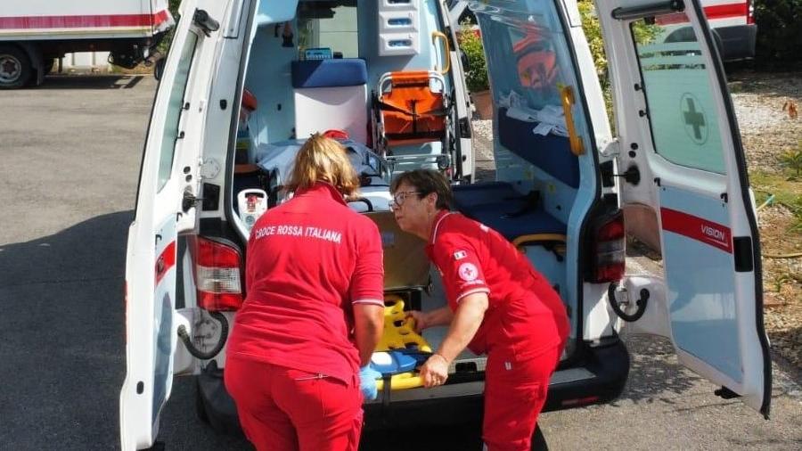 Donna rischia di soffocare durante una festa: salvata da due volontari della Croce Rossa