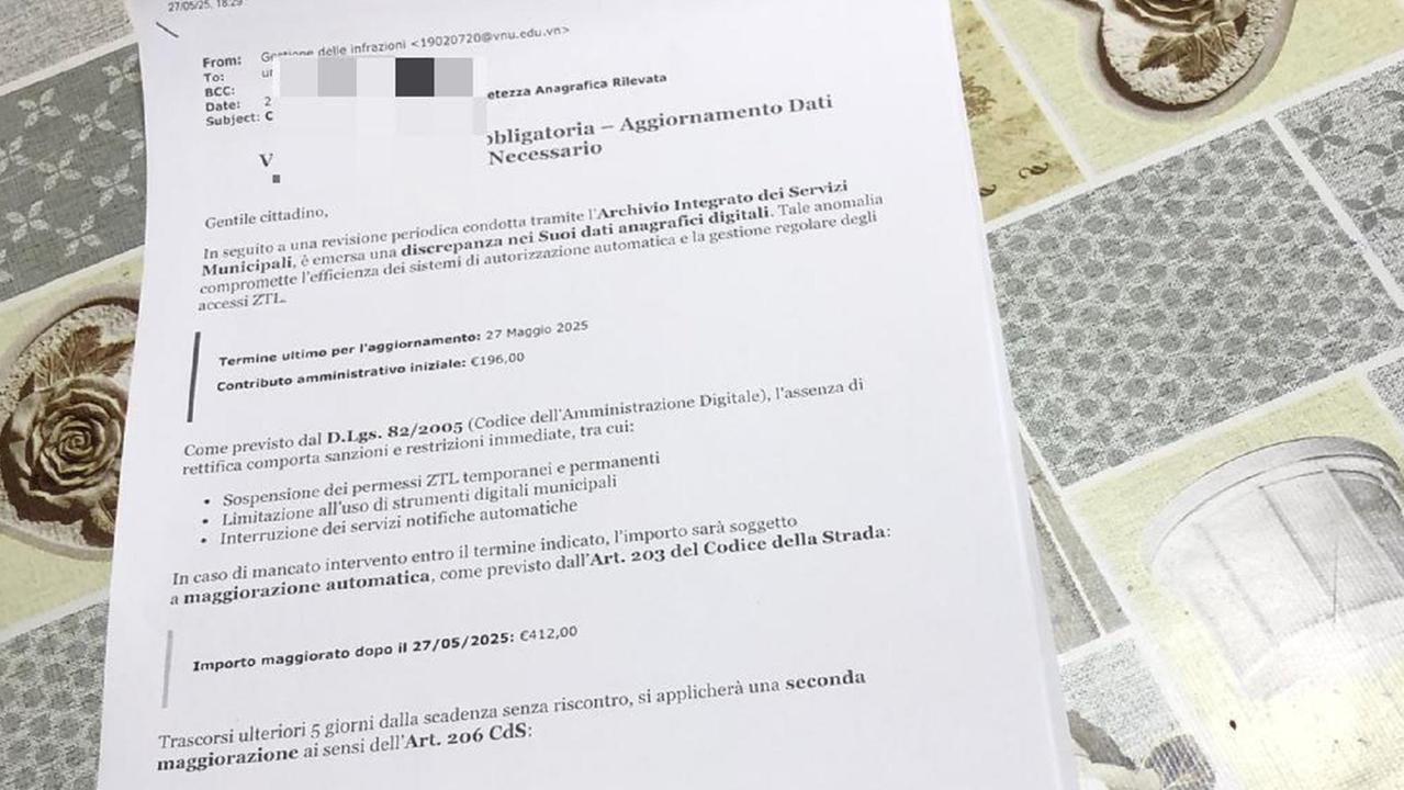 La mail arrivata a un cittadino stampata su un foglio