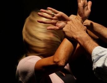 «Come ti permetti di alzare la voce? Ti uccido». Maltratta moglie e figlie: condannato